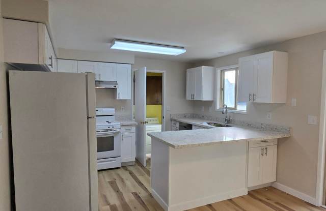 2 Bedroom, 2 Bathroom House in Burlington! Gallery 4