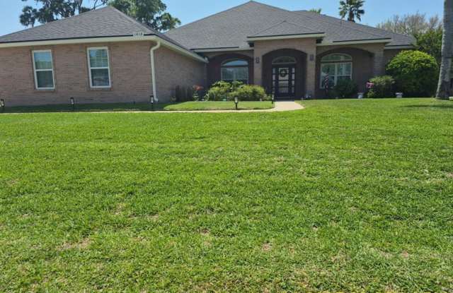 Large 4/2.5 Home ready to move in photos photos