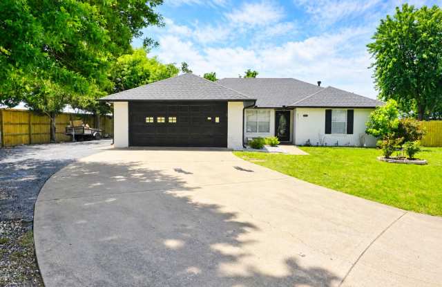 3 Bed / 2 Bath Home on Cul de Sac in North Rogers - Easy access to 14th St, Shopping, Restaurants! photos photos