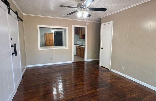 Gorgeous 4 bedroom/1 bath with 2 separate living areas & Central Air & Heat! Gallery 4