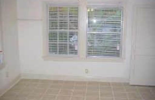 5136 1/2 Bell St Gallery 4