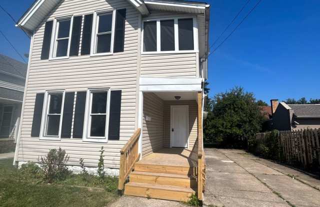 Welcome to this spacious 6-bedroom, 2-bathroom house located in the vibrant city of Cleveland Gallery 3