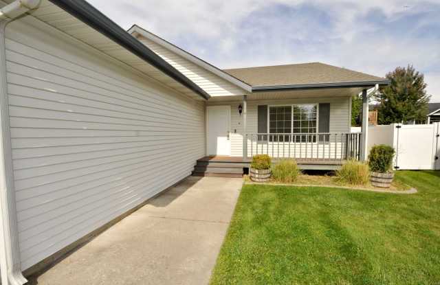 Sunshine Meadows 4 bed 2 bath with fenced yard Gallery 4