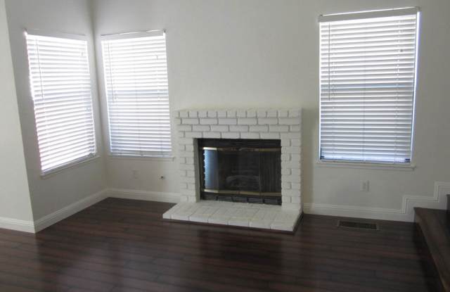 Beautiful 4 Bedroom 3 Bathroom Brentwood Home Gallery 3