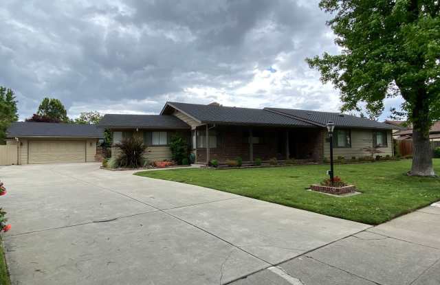 Large Three Bed, Two Bath Home with a Pool in Lincoln Village photos photos