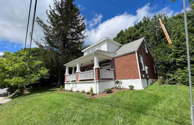 *RENOVATED KITCHEN AND BATHS!* 2 Bedroom, 2.5 Bath House photos photos