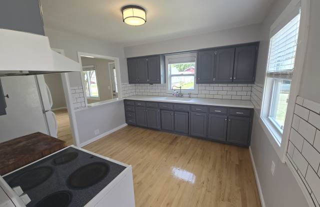 1443 East Pauline Street - 1443 East Pauline Street, Appleton, WI 54911