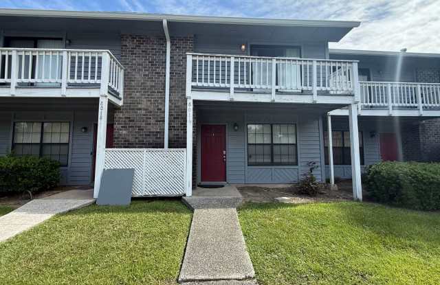 2BR/1.5BA Townhome in Charleston | Fireplace & Built-ins | Balcony & Private Parking Gallery 1