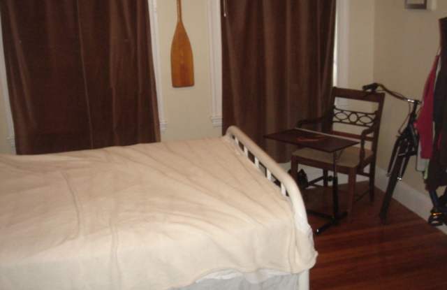 NO FEE 2 Bed split for 6/1 on Green line Heat Hw inc Students ok August 1 Gallery 3