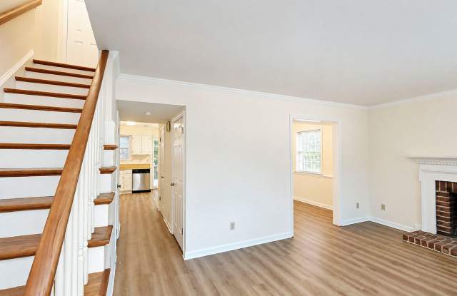 Move-In Ready Duplex with New Flooring & Appliances! Gallery 1