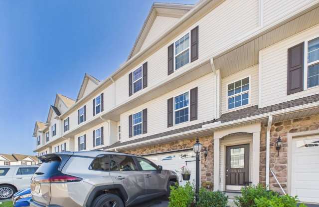 Large Single Family Home in Harrisburg Gallery 3