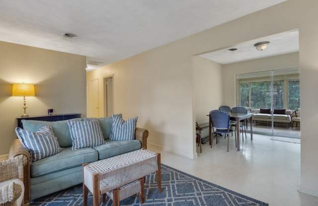 712 Iris Lane Gallery 2