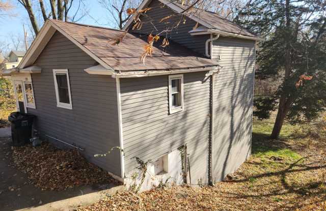 2 Bedroom 2Bathroom House - 510 West 10 1/2 Street, Davenport, IA 52803