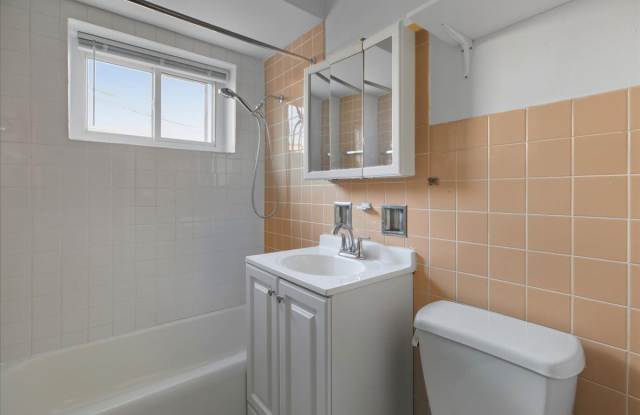 6719 North Hermitage Avenue Gallery 2