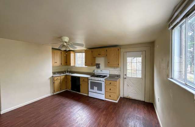 2 Bed, 1 Bath Home in Greenfield - Convenient Location, Laundry Included - Available Now! Gallery 4