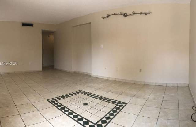341 W Park Drive 10315, Miami, FL 33172 Gallery 4