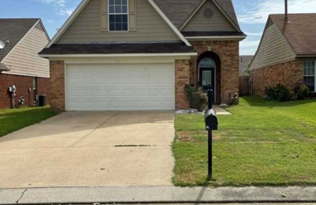 Renovated 3 Bedroom 2 Bath Home with Bonus/4th Bedroom and 2 Car Garage! - 5392 Pollard Drive, Southaven, MS 38671