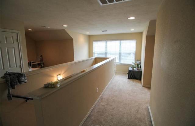 Spacious 4 Bedroom, 3 Bathroom House in Horse Haven! photos photos