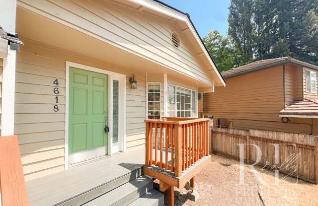 Dramatic Vaulted Ceilings, Renovated Interior & Expansive Silverdale Yard Gallery 3