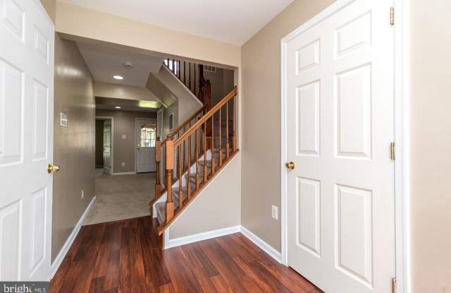 607 VILLAGE Court Gallery 2