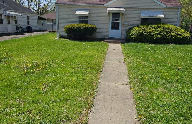 2909 N Mission Rd - 2909 North Mission Road, Peoria, IL 61604