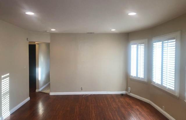 5054 Novgorod St. Gallery 2