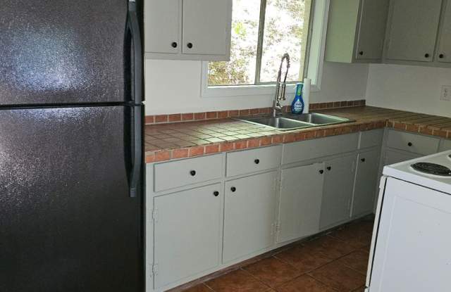 2/1 ground level apartment for rent Gallery 3