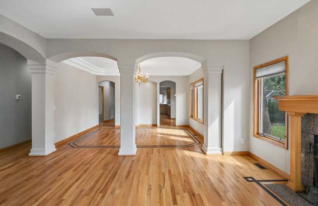 Spacious 5-Bed / 4 bath in desirable South Park Hill Gallery 3