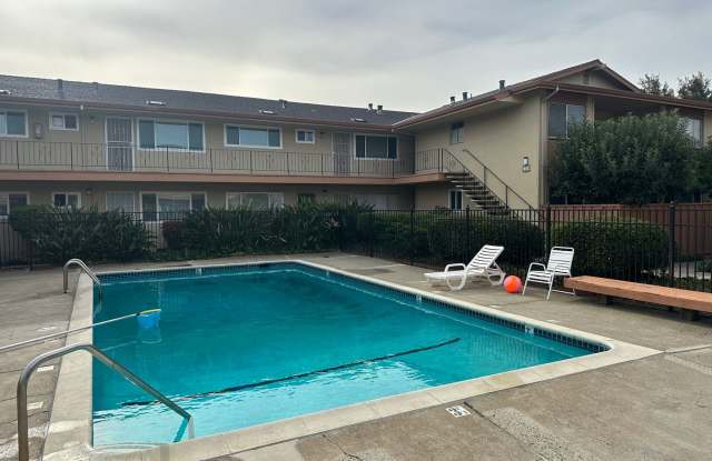 Clean two Bedroom Condo with Pool and Backyard Gallery 1