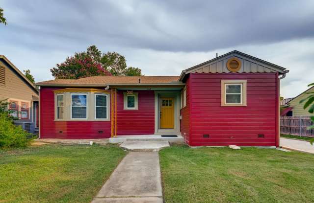 Minutes From Woodlawn Lake - 2040 West Mistletoe Avenue, San Antonio, TX 78201