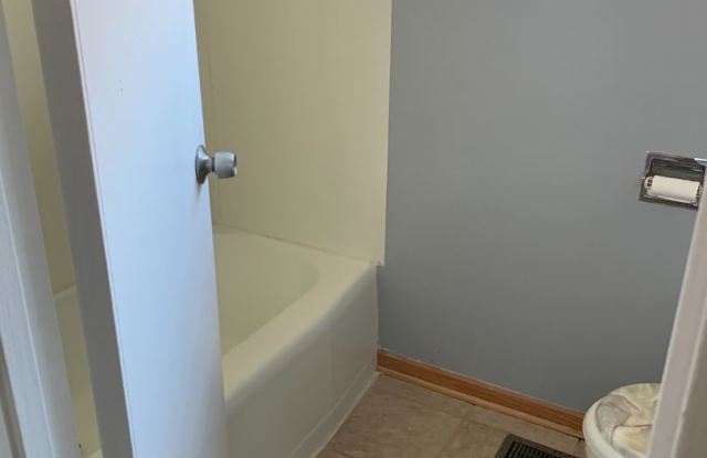 3-bedroom, 1 bathroom - Home in Park Forest for only $1500.00 - 477 Shabbona Drive, Park Forest, IL 60466