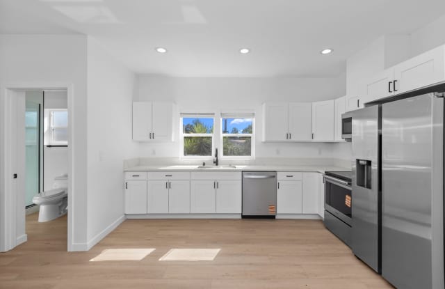 Modern 3 Bed / 3 Bath Townhome with In-Unit Laundry and Shared Backyard Retreat Gallery 4