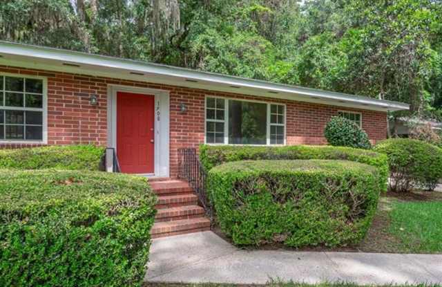 GORGEOUS 3/2 with Plank Floors, Carport, Fenced in Yard, Screened in Porch, Stainless Appliance& More! $1900/month Avail Now! Gallery 4