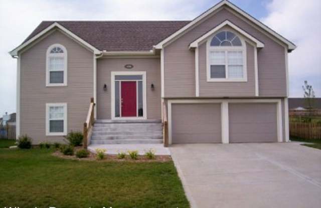 2201 Magnolia Dr - 2201 Magnolia Drive, Leavenworth, KS 66048
