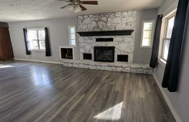 2 Bed, 1 Bath | Columbus KS | Detached Garage Gallery 4