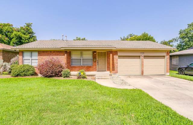 TCU Rental! 1/2 mile from TCU with Central location near Bluebonnet Circle! - 3708 Stadium Drive, Fort Worth, TX 76109
