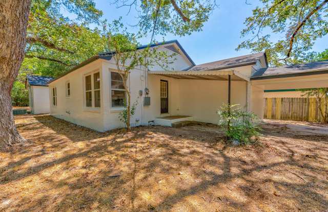 104 North Pecan Street photos photos