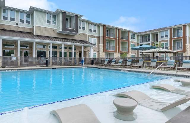 Green Oaks Apartments - Affordable Housing Gallery 1