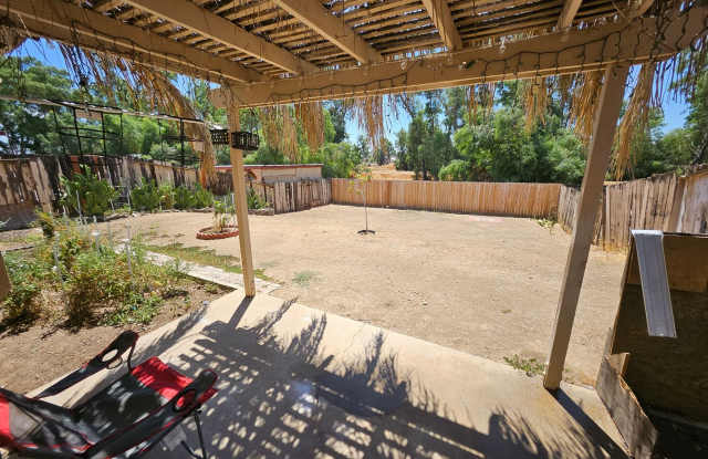 2 bed, 2 bath, 1009sf with huge yard! - 1995 Teak Street, Perris, CA 92570