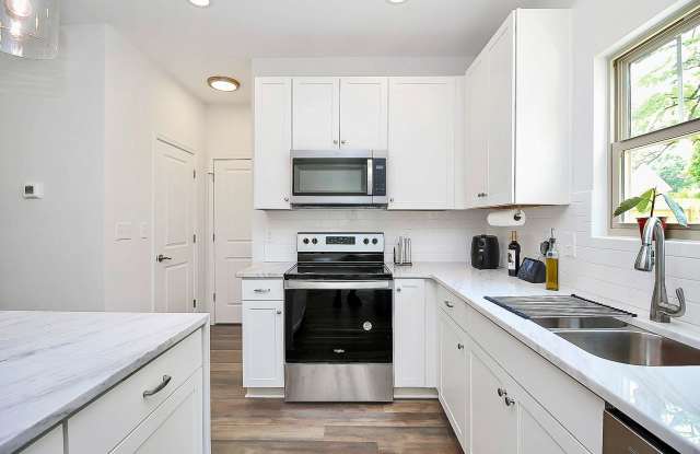 Room in 3 Bedroom Home at Hunters Crossing Ln photos photos