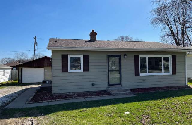 Spacious 2-Bedroom Home with Garage & Large Backyard in Silvis! photos photos Spacious 2-Bedroom Home with Garage & Large Backyard in Silvis! photos photos