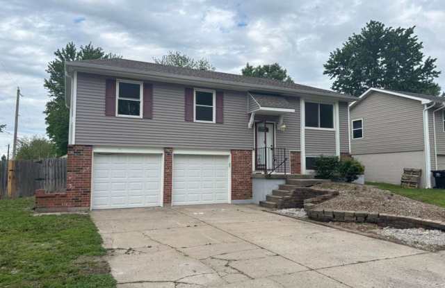 Spacious Remodeled 4 Bedroom Home with 2-Car Garage & Fenced Yard in Independence photos photos