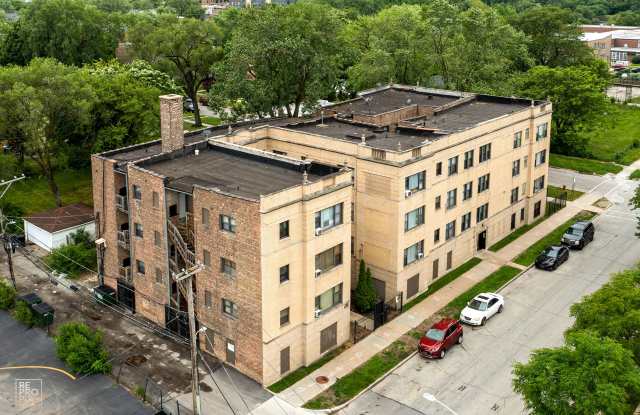 7003 S Harper Gallery 2