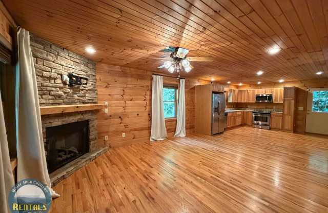 Three Bedroom Home with Spacious Outdoor Area Gallery 3