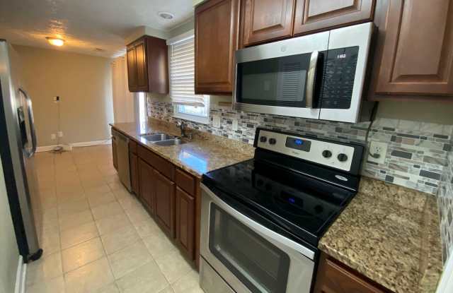 Charming 3BR 2.5BA House Gallery 3