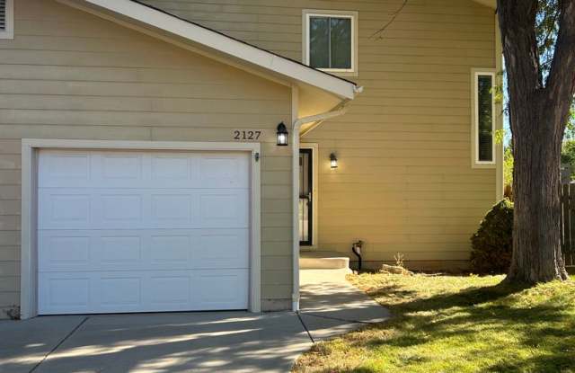 2 bedroom, 2.5 bath, 1 car garage townhouse in the Broadmoor area Gallery 3