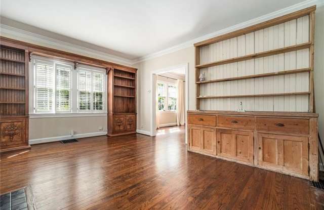 2378 Glenwood Drive NE Gallery 4