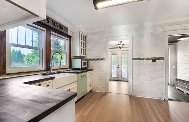 Beautiful 4bed/2bath Home in Historic Downtown Snoqualmie! Gallery 4