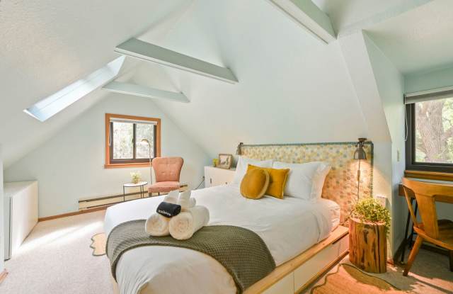 Cozy Top-Floor 2BR | Mountain Balcony Retreat Gallery 4
