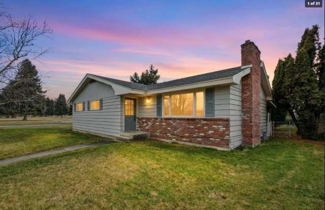 4 Bed 2 Bath Rancher Original Hardwood Floors Corner lot 2400 Sq/Ft of space Gallery 1